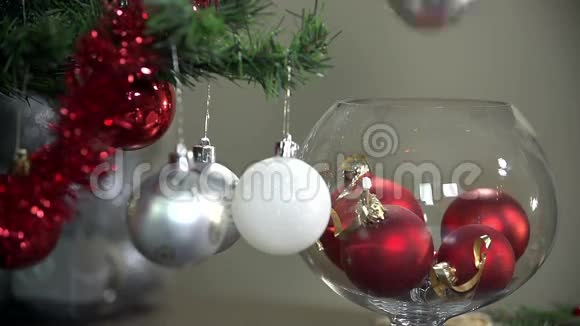 在装饰好的圣诞树旁的圣诞装饰物上视频的预览图