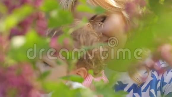 母亲和她的孩子在大自然中视频的预览图