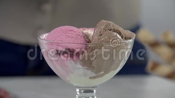 在杯子里的冰淇淋上加入一些草莓视频的预览图