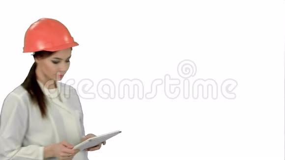 戴安全帽的女工程师使用白色背景平板电脑视频的预览图