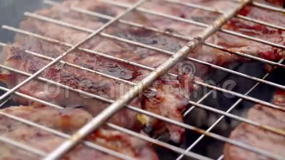 在网格上烤肉特写镜头烧烤聚会的食物美味的烤肉烧好的猪肉炒肉视频的预览图