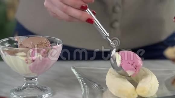 把一勺冰淇淋放在香蕉皮之间视频的预览图
