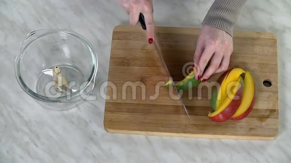 在烹饪台上制作小芒果的俯视图视频的预览图