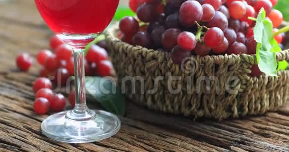 一杯红酒和葡萄在一个古老的木制背景上选择性重点视频的预览图