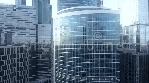现代商业区的可反光办公室摩天大楼细节视频的预览图