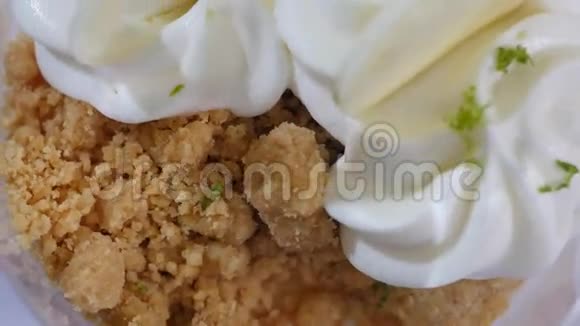 甜甜点在玻璃与饼干鲜奶油冰淇淋和鲜奶油接近视频的预览图