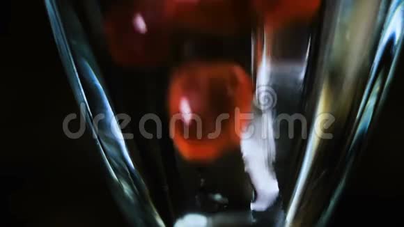 玻璃中的茶泡瀑布视频的预览图