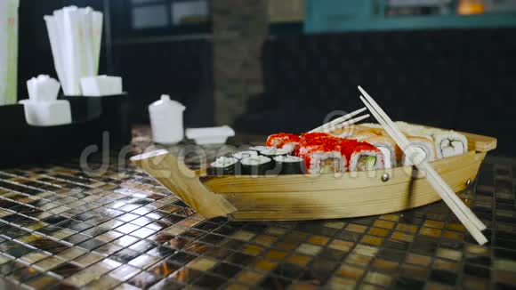 完成木版餐具上的寿司视频的预览图