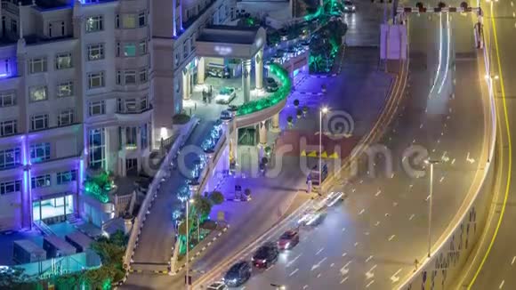 迪拜阿尔萨达街夜间时段的空中交通视频的预览图