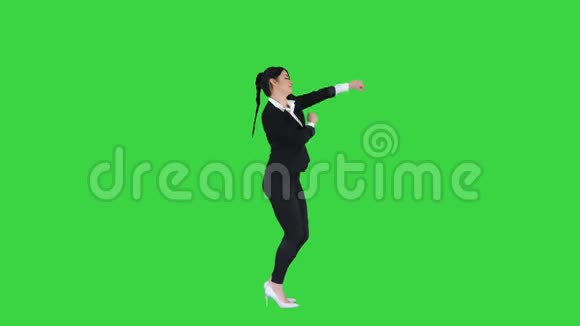 女商人在绿色屏幕上跳舞Chroma键视频的预览图