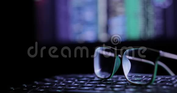 键盘上的眼镜显示器的背景视频的预览图
