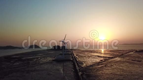 鸟瞰风力涡轮机日落大布多岛韩国视频的预览图