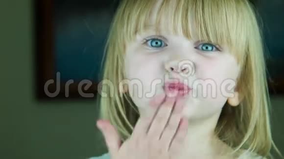 那个小可爱的女孩给照相机送了一个气吻视频的预览图