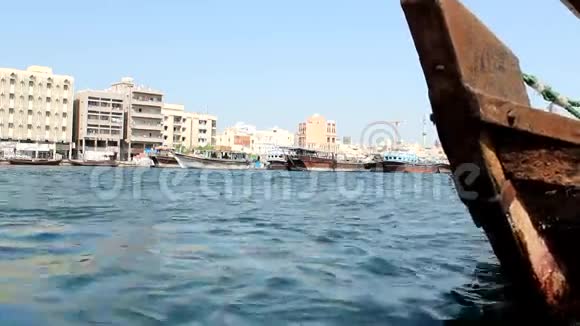 迪拜小溪的传统船视频的预览图