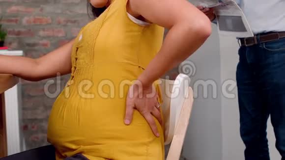 怀孕的亚洲女人有背痛视频的预览图