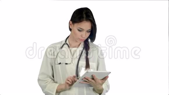 白色背景平板电脑听诊器的漂亮女医生视频的预览图