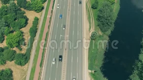 波兰华沙公路交通和盖德桥的鸟瞰图视频的预览图