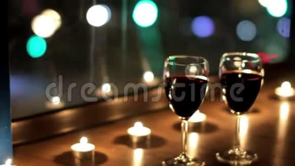 在一个浪漫的夜晚酒杯中的光彩照人视频的预览图