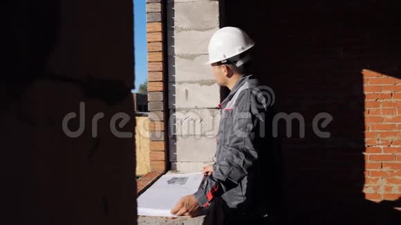 在建建筑有纸稿的人视频的预览图