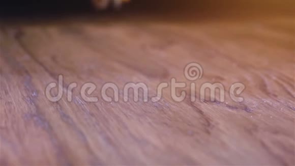 爆米花落在真正的木桌上超级慢镜头视频的预览图