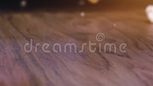 爆米花落在真正的木桌上超级慢镜头视频的预览图