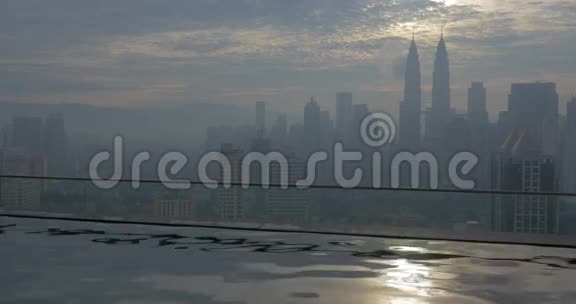云雾多云的天空和阳光下雾中水的波浪和城市景观马来西亚吉隆坡视频的预览图