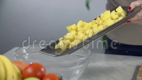 把菠萝片放进玻璃碗里视频的预览图