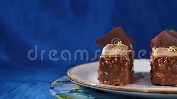 巧克力糖果和坚果巧克力能量吧水果和坚果配料包括杏仁腰果孤立视频的预览图