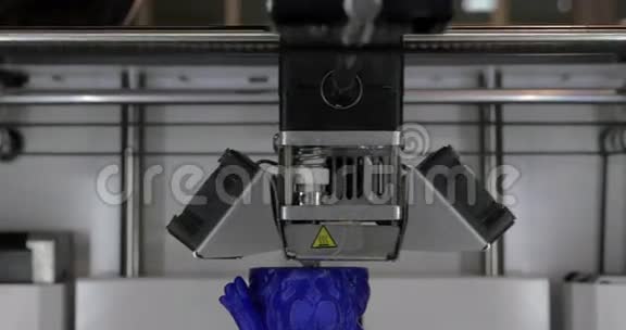 用3D打印机从蓝色塑料中创建物体视频的预览图