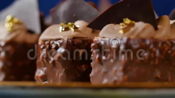 巧克力糖果和坚果巧克力能量吧水果和坚果配料包括杏仁腰果孤立视频的预览图
