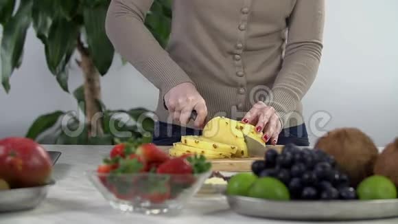 女人把桌上的菠萝切成各种水果视频的预览图
