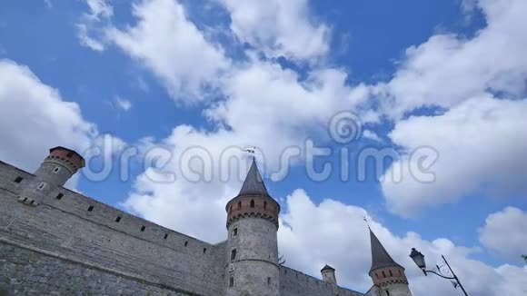 古老的城堡塔楼城堡墙上有蓝天白云经过时光流逝视频的预览图