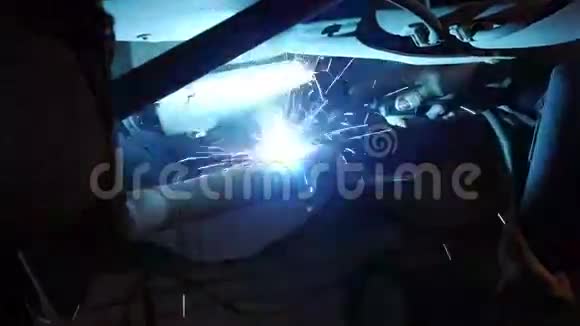 焊工修理汽车工人在车库焊接视频的预览图