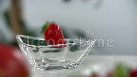 草莓在玻璃杯周围弹跳视频的预览图