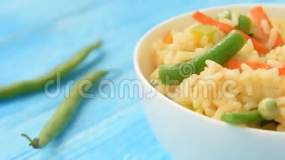 中国蔬菜炒饭配芦笋视频的预览图
