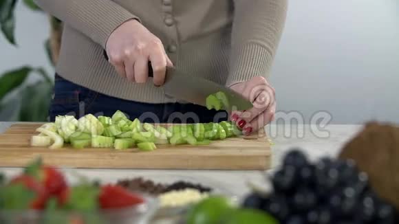 把芹菜切在木制烹饪台上视频的预览图