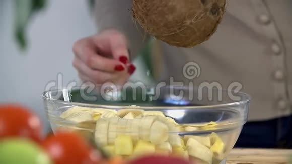 把椰奶和各种水果一起倒入碗里视频的预览图