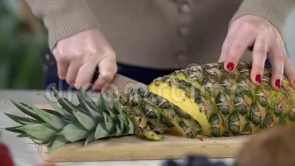 女人正在用大刀切菠萝视频的预览图