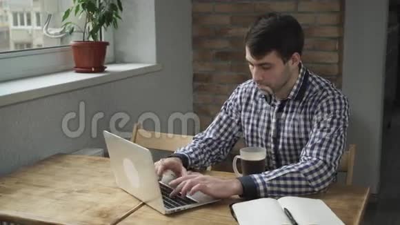 人们集中工作在电脑和喝咖啡视频的预览图