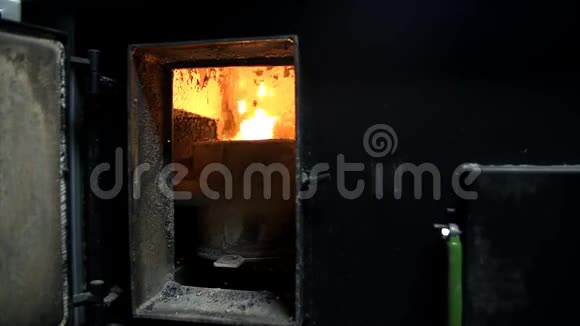 打开的炉子里面有巨大的火视频的预览图