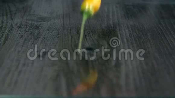 从桌子上掉下来的辣椒的细节照片视频的预览图