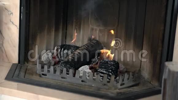 一个燃烧着木头的壁炉拍得很好视频的预览图