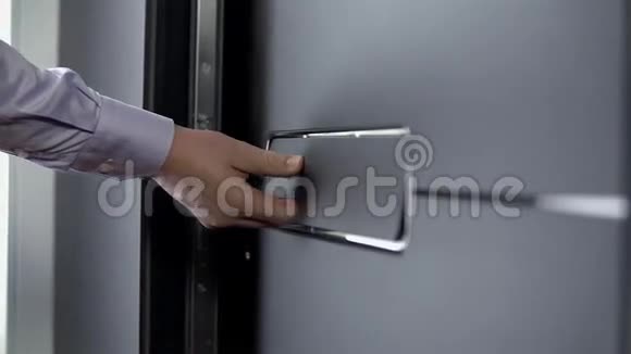关上门的人的近镜头视频的预览图