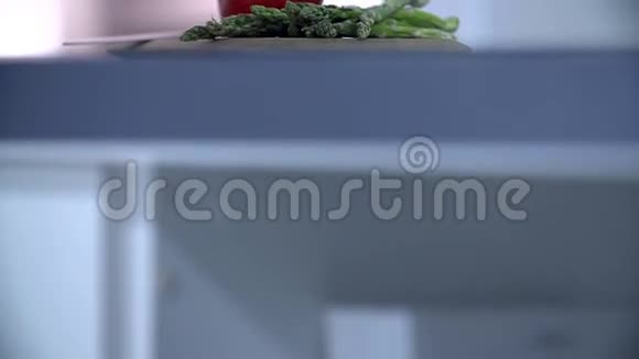 红椒和芦笋白色盘子视频的预览图