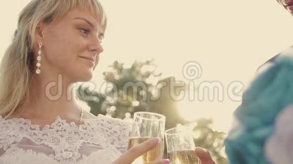 新郎新娘戴着结婚香槟酒杯视频的预览图