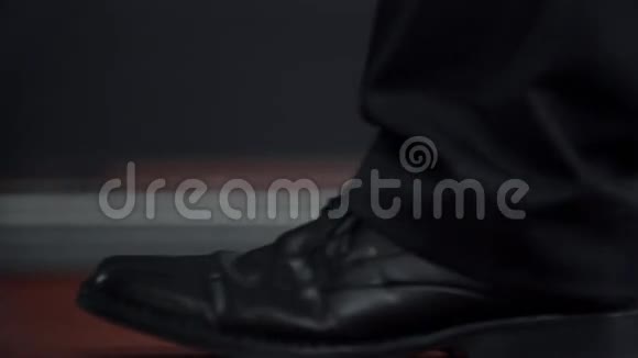 黑色男皮鞋细节视频的预览图