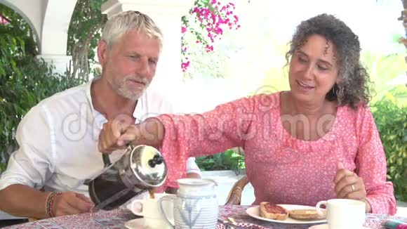 成熟的夫妻一起吃早餐视频的预览图
