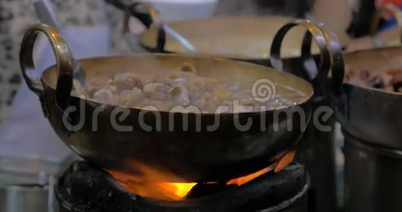 在煮东亚菜的大锅里生火视频的预览图