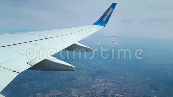 从云层和地面上的飞机的窗口观看在云层上方飞行视频的预览图