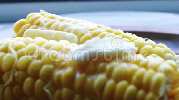 加黄油的煮熟玉米芯视频的预览图